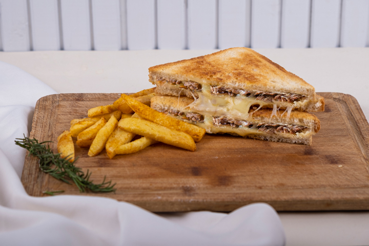 Kavurmalı Kaşarlı Tost